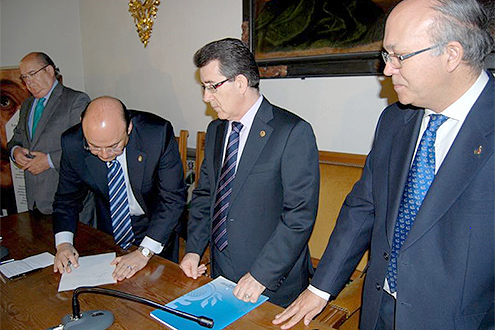 Vertragsunterzeichnung in Granada, in der Mitte: Generalprior Jesús Etayo