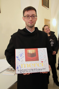 Als Dankeschön für die Führung durch den Konvent bekam Pater Provinzial von den Schülern der HTL Rennweg eine große signierte Packung Merci. 