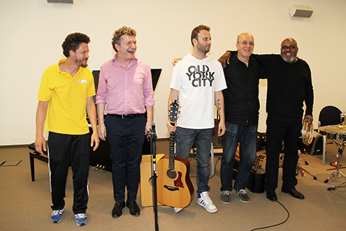 Das Bild zeigt alle Musiker und Dolmetscher Mark Thaler. 