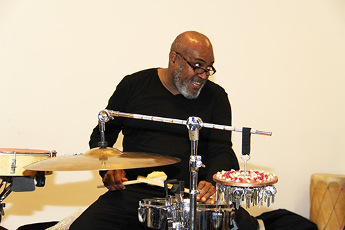 Das Bild zeigt Edmundo Carneiro am Schlagzeug.