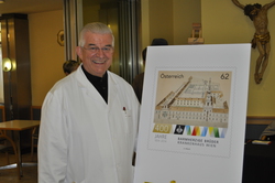 Pater Prior Paulus Kohler OH mit einer Abbildung der Sonderbriefmarke, C: Krankenhaus der Barmherzigen Brüder Wien