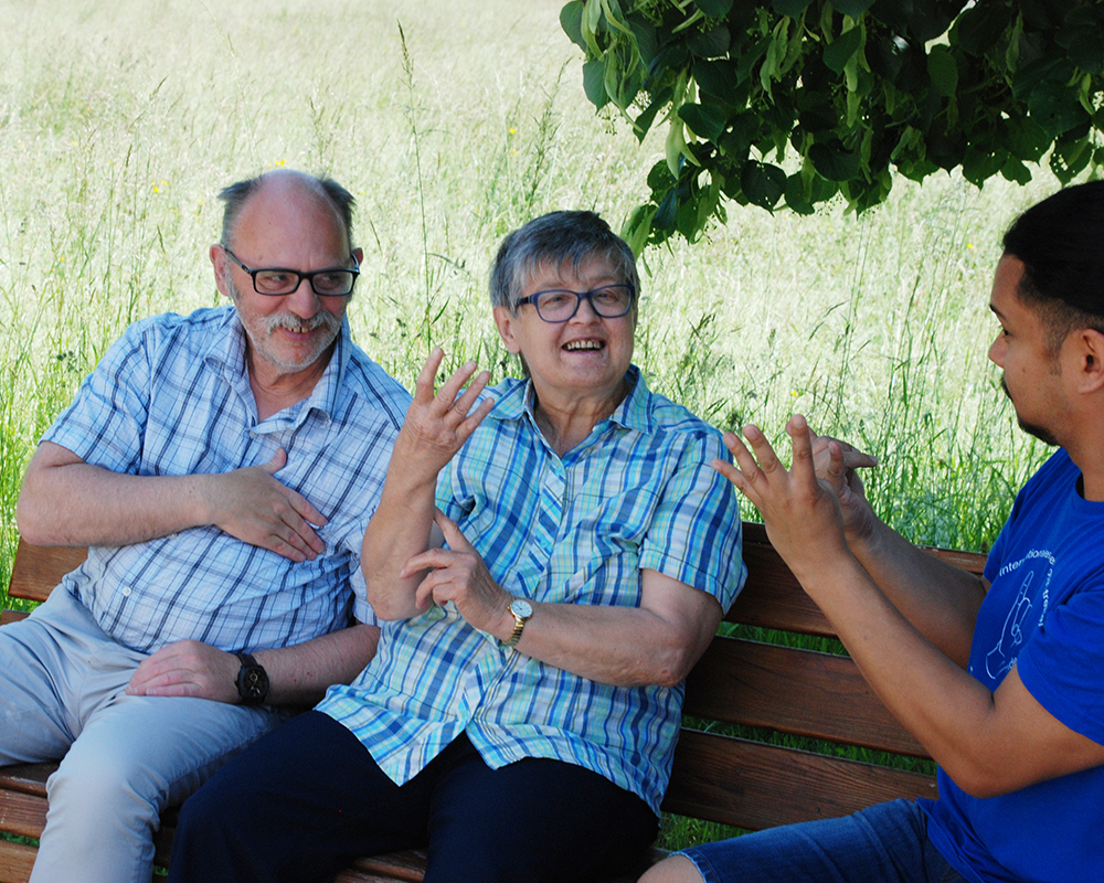 Gehörlose Menschen plaudern gemeinsam