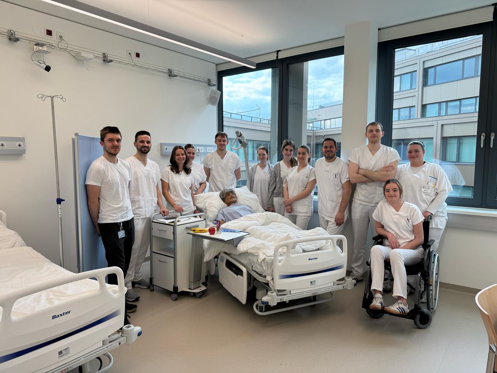 Pflege-Student*innen neben einem Krankenbett und Patient*in