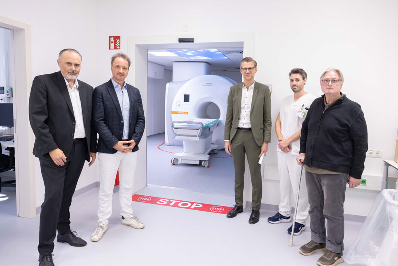 Am Bild: Bei einem Rundgang machten sich Landeshauptmann Hans Peter Doskozil, Prim. Dr. Martin Wehrschütz, Vorstand der Abteilung für Radiologie, Krankenhausgeschäftsführer Dir. Robert Maurer, Lukas Hahn BSc, Bereichsleitung Radiologietechnologie und / Landesmedienservice Burgenland Bei einem Rundgang machten sich Landeshauptmann Hans Peter Doskozil, Prim. Dr. Martin Wehrschütz, Vorstand der Abteilung für Radiologie, Krankenhausgeschäftsführer Dir. Robert Maurer, Lukas Hahn BSc, Bereichsleitung Radiologietechnologie und Pater Pr