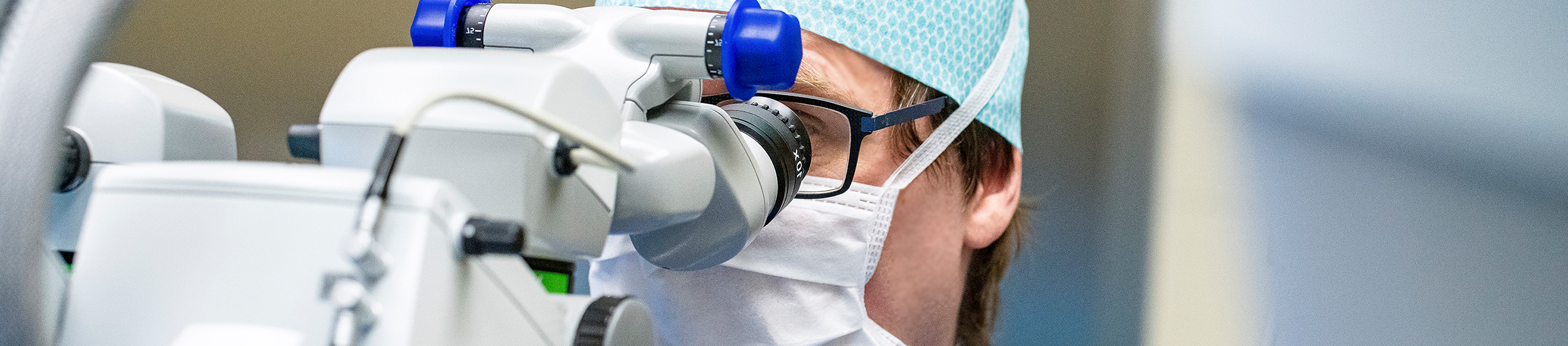 Primar operiert am OP Mikroskop