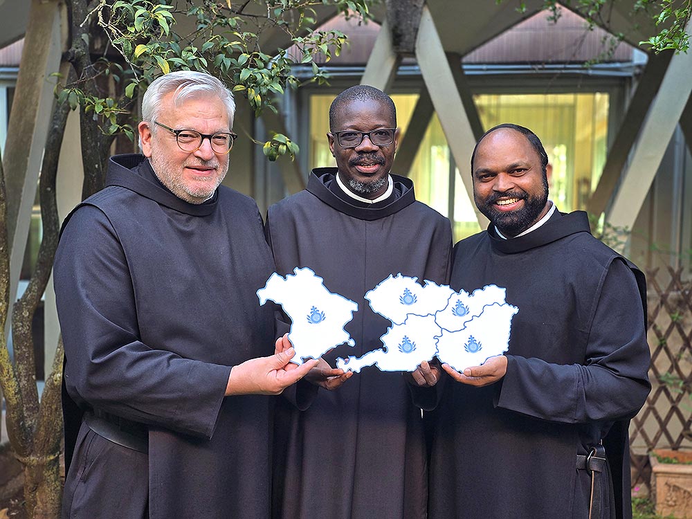 Generalprior und Provinziale mit Landkarte / Barmherzige Brüder Das Bild zeigt Generalprior Pascal Ahodegnon (Mitte) mit dem bayerischen Provinzial Rudolf Knopp (li.) sowie dem österreichischen Provinzial Saji Mullankuzhy mit einer symbolischen Landkarte der künftigen Provinz.