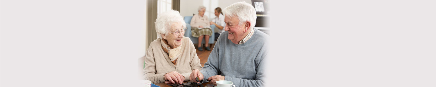 Das Bild zeigt zwei Senior*innen.