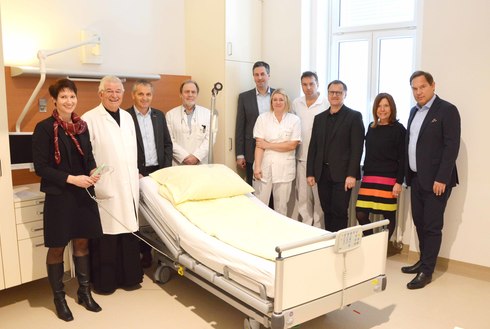 Der Förderkreis Onkologie übergab dem Krankenhaus der Barmherzigen Brüder St. Veit/Glan offiziell 62­ neue Pflegebetten.  Am Gruppenbild v.l.n.r.: Pflegedirektorin DGKP Elfriede Taxacher, MBA, Rechtsträgervertreter P. Prior Paulus Kohler, OH, Förderk