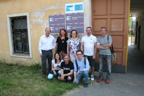Das Bild zeigt die Gruppe vor der Einrichtung Podané Ruce.