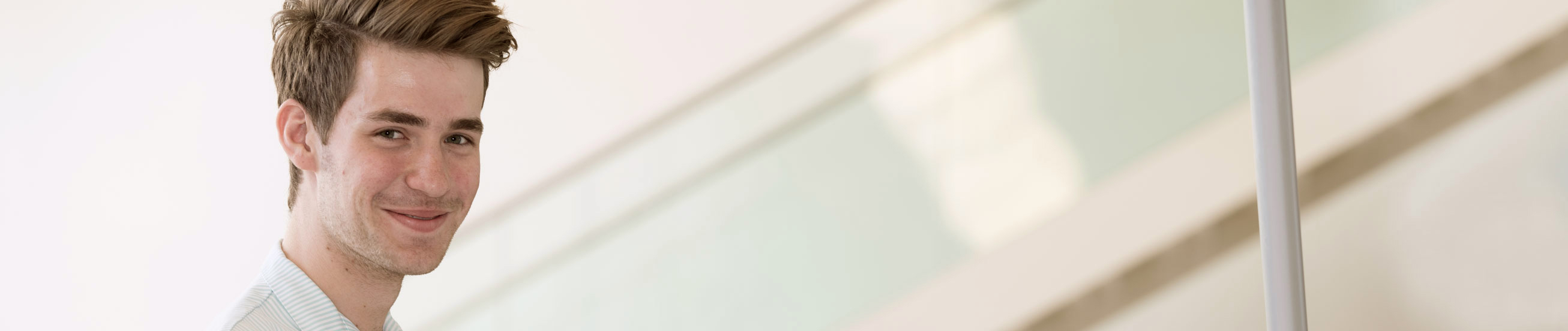 Das Bild zeigt einen Pflegefachassistenten.