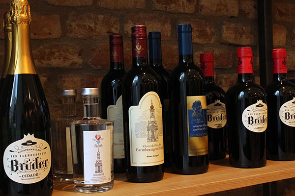 Im Regal steht auch der Wein aus dem Klosterkeller Eisenstadt. 