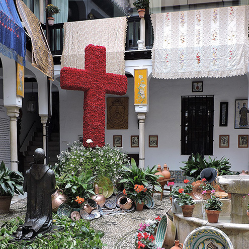 Das Bild zeigt das Maikreuz im Pisa-Haus in Granada.