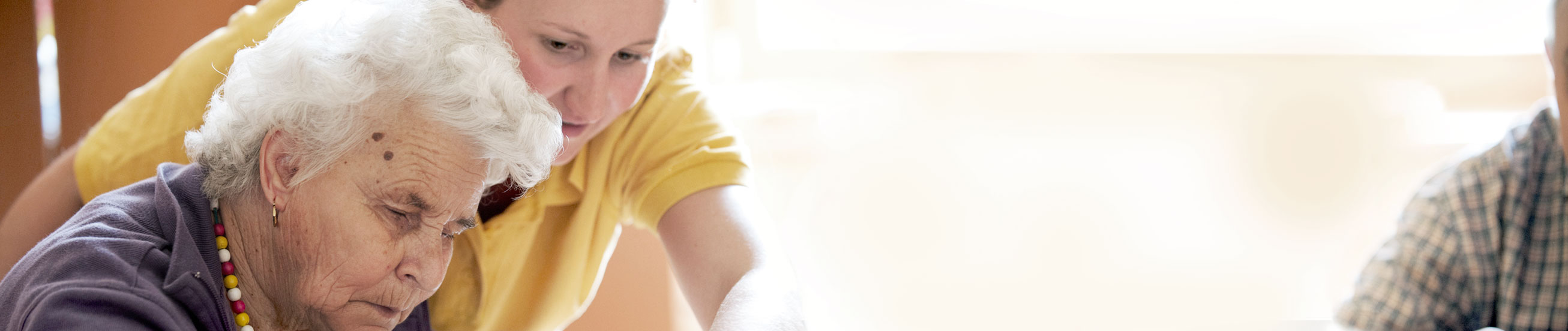 Das Bild zeigt eine Pädagogin bei Ihrer Tätigkeit.