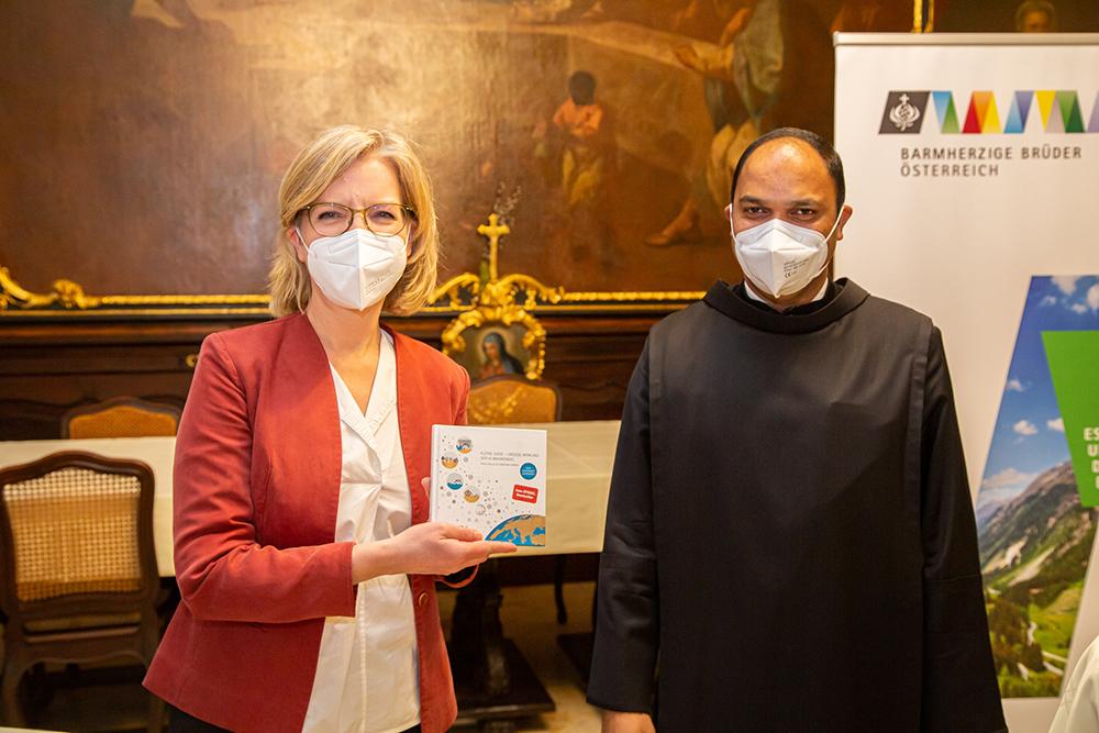 Verleihung EMAS-Zertifikate durch Klimaschutzministerin Gewessler an Barmherzige Brüder / Barmherzige Brüder Österreich/APA-Fotoservice/Juhasz Verleihung EMAS-Zertifikate durch Klimaschutzministerin Gewessler an Barmherzige Brüder