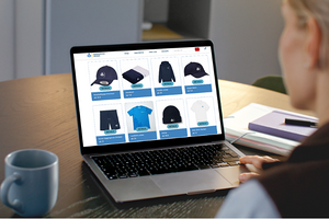 Das Bild zeigt einen Laptop auf dem der Webshop der Barmherzigen Brüder geöffnet ist.