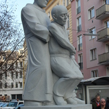 Die neue Statue in voller Pracht gegenüber des Krankenhauses der Barmherzigen Brüder.