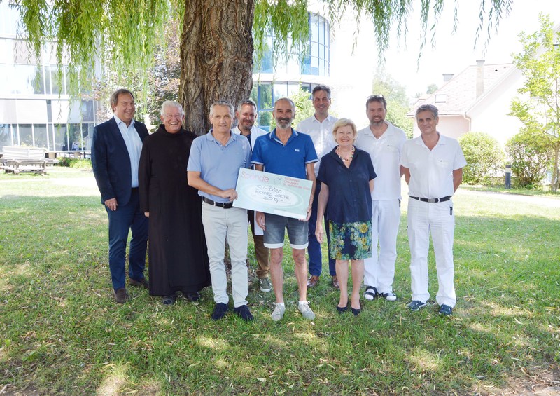 Spende Förderkreis / Barmherzige Brüder Richard Kautz mit den Vertretern des Förderkreises Onkologie
