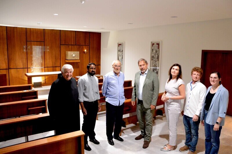 Gruppenfoto Eröffnung sanierte Krankenhauskapelle / EKH P. Prior Paulus Kohler, OH, Krankenhauspfarrer Pater Jose Angelin, Künstler Valentin Omann, GF Mag. Michael Steiner, MAS, KD Mag. Dr. Elke Haber, MBA, KH-Bauleiter DI Gerbert Rammel sowie DI Andrea Spanu