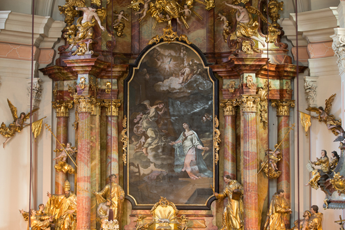 Das Bild zeigt den Hochaltar der Barmherzigenkirche