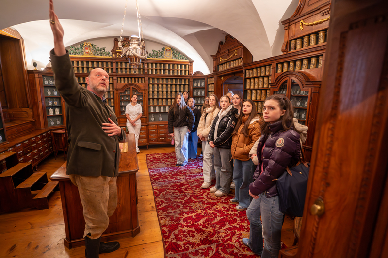 Auf Entdeckungstour in der Anstaltsapotheke des Elisabethinen-Krankenhauses Klagenfurt: Die Schülerinnen des Europagymnasiums erkundeten unter anderem die historische Rokoko-Apotheke des Elisabethinen-Krankenhauses, begleiteten die Produktion des „Fr