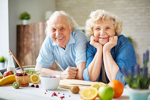 Das Bild zeigt eine zufrieden aussehende ältere Dame und einen zufriedenen älteren Herren.
