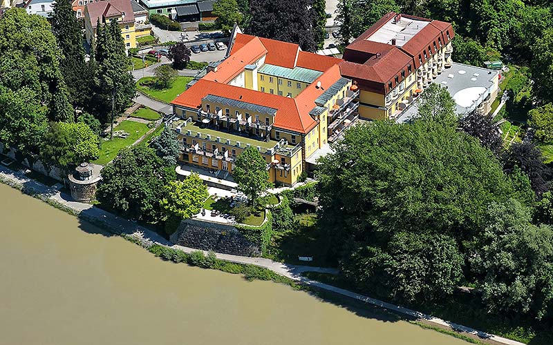 Das Bild zeigt das Kurhaus Schärding.