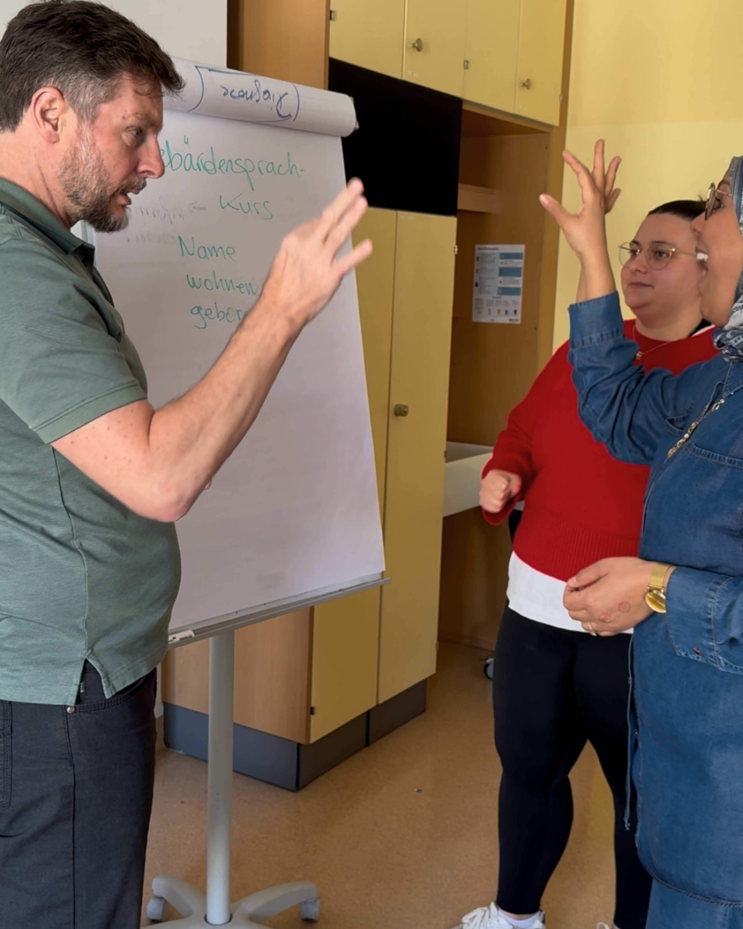 Gebärdensprachkurs an der Pflegeakademie / Pflegeakademie der Barmherzigen Brüder Wien Drei Personen, die miteinander gebärden