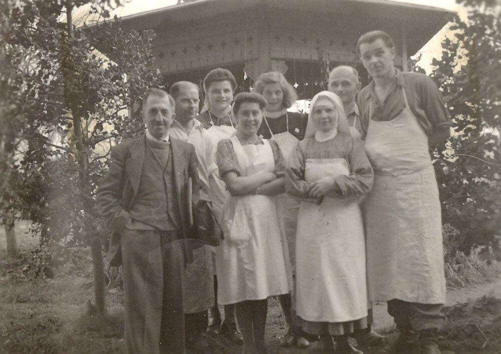 Das Bild zeigt Küchenpersonal und links vorne den Patienten Nebel (Botengänger für die Anstaltspost)