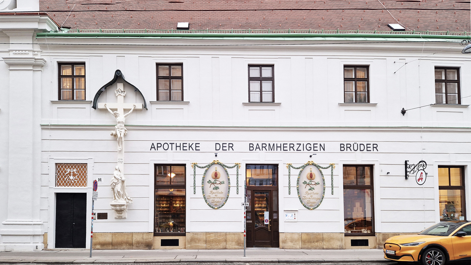 Fassade Apotheke Barmherzige Brüder Wien