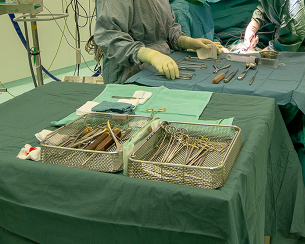Zu sehen ist ein Tisch mit OP-Besteck. 