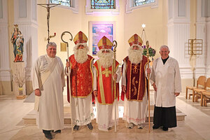 Drei Nikoläuse bei der Sendungsfeier in der Kirche.