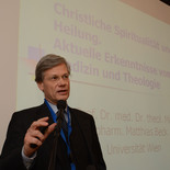Univ.-Prof. Dr. Dr. Mag. Mathias Beck bei seinem Vortrag.