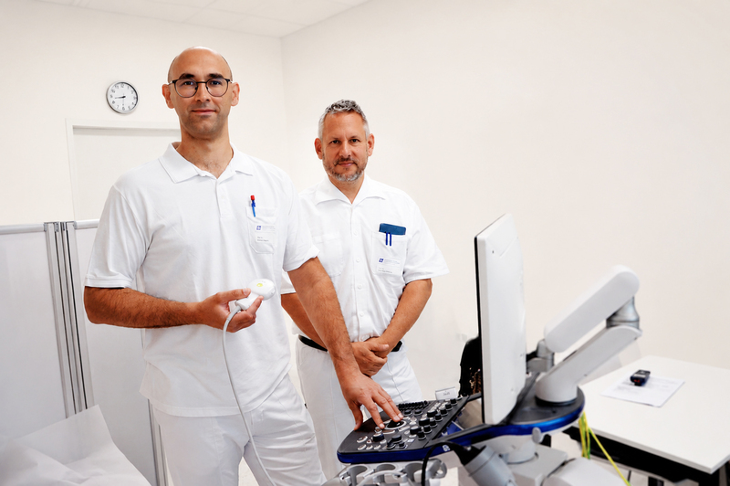 Gruppenfoto Gröchenig und Franzoi / Barmherzige Brüder Prim. Dr. Hans Peter Gröchenig (rechts am Bild), Abteilungsvorstand der Inneren Medizin am Krankenhaus der Barmherzigen Brüder St. Veit, gemeinsam mit OA Dr. Marco Franzoi bei der Anwendung moderner Ultraschalldiagnostik im klinischen Alltag. Das Kra
