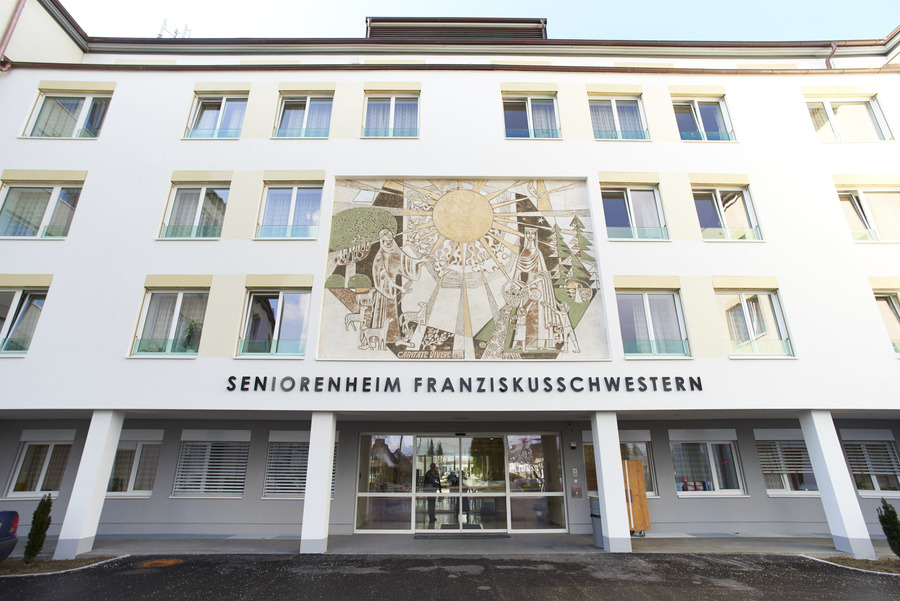 Vorderansicht des Seniorenheims