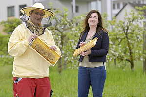 Die Bienenwirtschafterin Ing. Michaela Kohlbacher-Schneider und die Kaufmännische Direktorin Mag. Dr. Elke Haber, MBA geben den Bienen des Elisabethinen-Krankenhauses ein neues zu Hause