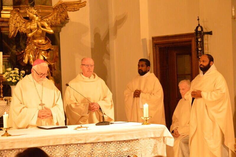 (v.l.n.r.:): Diözesanbischof Msgr. Dr. Josef Marketz, bischöfl. Zeremoniär, Diakon Hermann Kelich, Krankenhausseelsorger P. Jose Angelin, der emeritierte Kirchenrektor Msgr. Geistl. Rat Leopold Silan und P. Provinzial Saji Mullankuzhy OH von den Barm