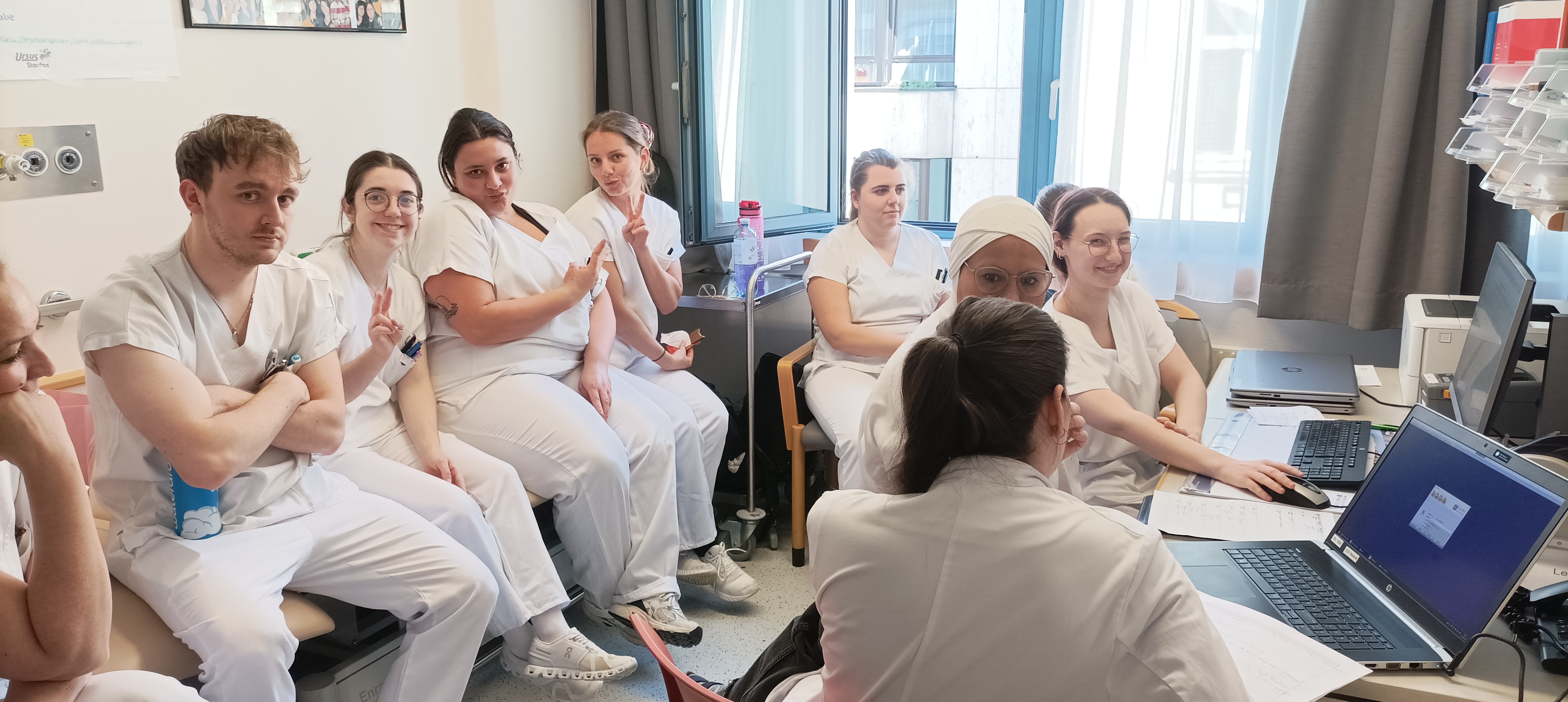 Pflege-Student*innen am Diskutieren