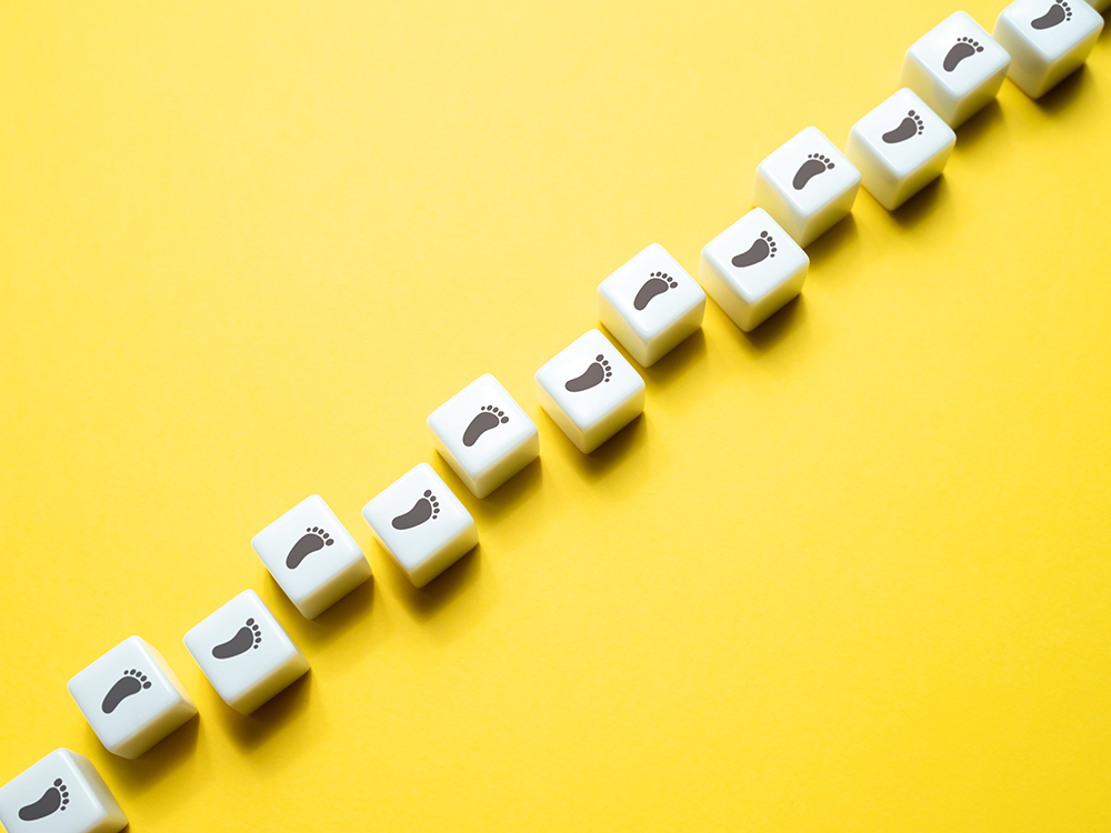 Das Bild zeigt Fußabdrücke in aufsteigender Linie