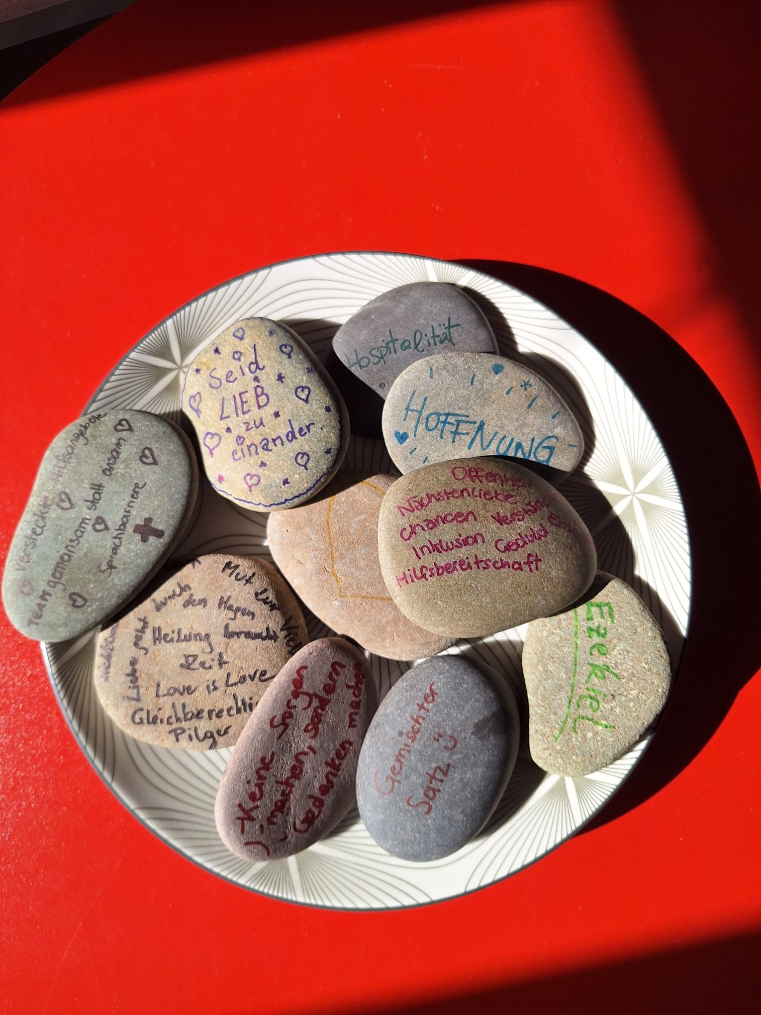 Steine mit Texten beschriftet