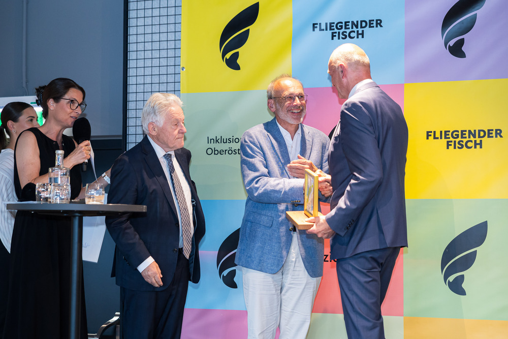 Fliegender Fisch für Dr. Fellinger / LAND OÖ / ANTONIO BAYER Dr. Fellinger wurde mit dem Preis für sein Lebenswerk überrascht