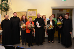 Gruppenbild Ordensbrüder mit Museumsmitarbeiterinnen bei der Eröffnung der Sonderausstellung im Bezirksmuseum Leopoldstadt, C: Krankenhaus der Barmherzigen Brüder Wien