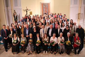 Gruppenfoto aller Geehrten in der Kirche in Kainbach.