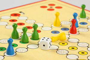 Brettspiel Spielen Mensch ärgere dich nicht Kind Würfel Querformat