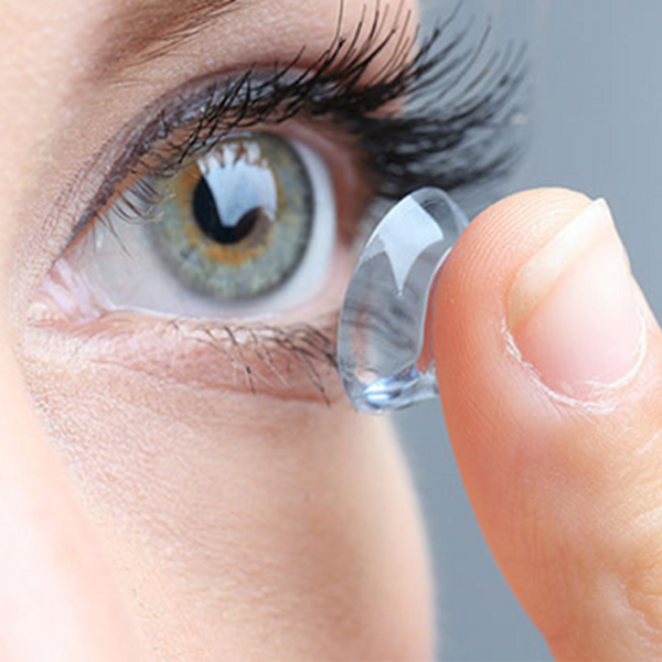 Das Foto zeigt eine Nahaufnahme eines Auges in die gerade mit dem Finger eine Kontaktlinse eingesetzt wird.