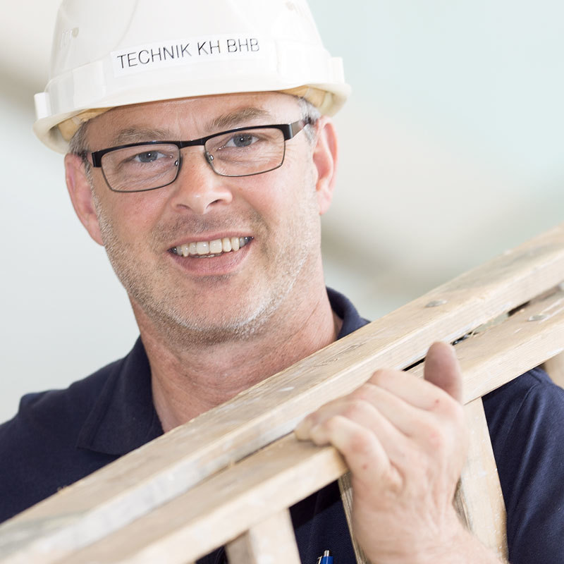 Da Bild zeigt einen Mitarbeiter aus dem Bereich Technik & Facilitymanagement bei den Barmherzigen Brüdern.
