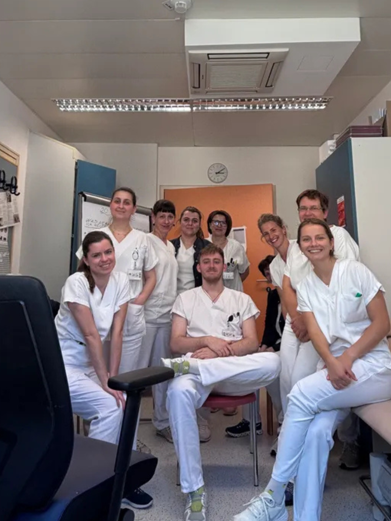 Gruppenfoto mit Pflege-Student*innen