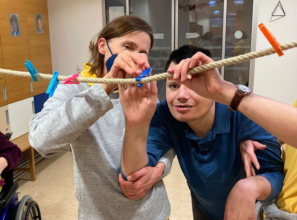 Bei Schlechtwetter sorgt ein Hindernisparcour in der Tageswerkstätte für Abwechslung und Bewegung.