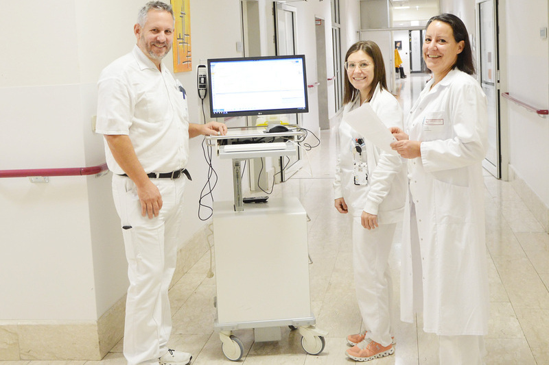 Zusammenarbeit auf der Station / Barmherzige Brüder Abteilungsvorstand Primarius Dr. Hans-Peter Gröchenig (Innere Medizin), Mag. Dr. Iris Wille, Leiterin der Anstaltsapotheke des Elisabethinen-Krankenhauses Klagenfurt und DGKP Anna Bernardi - Stationsleitung Interne Süd im fachlichen Austausch im Rahm