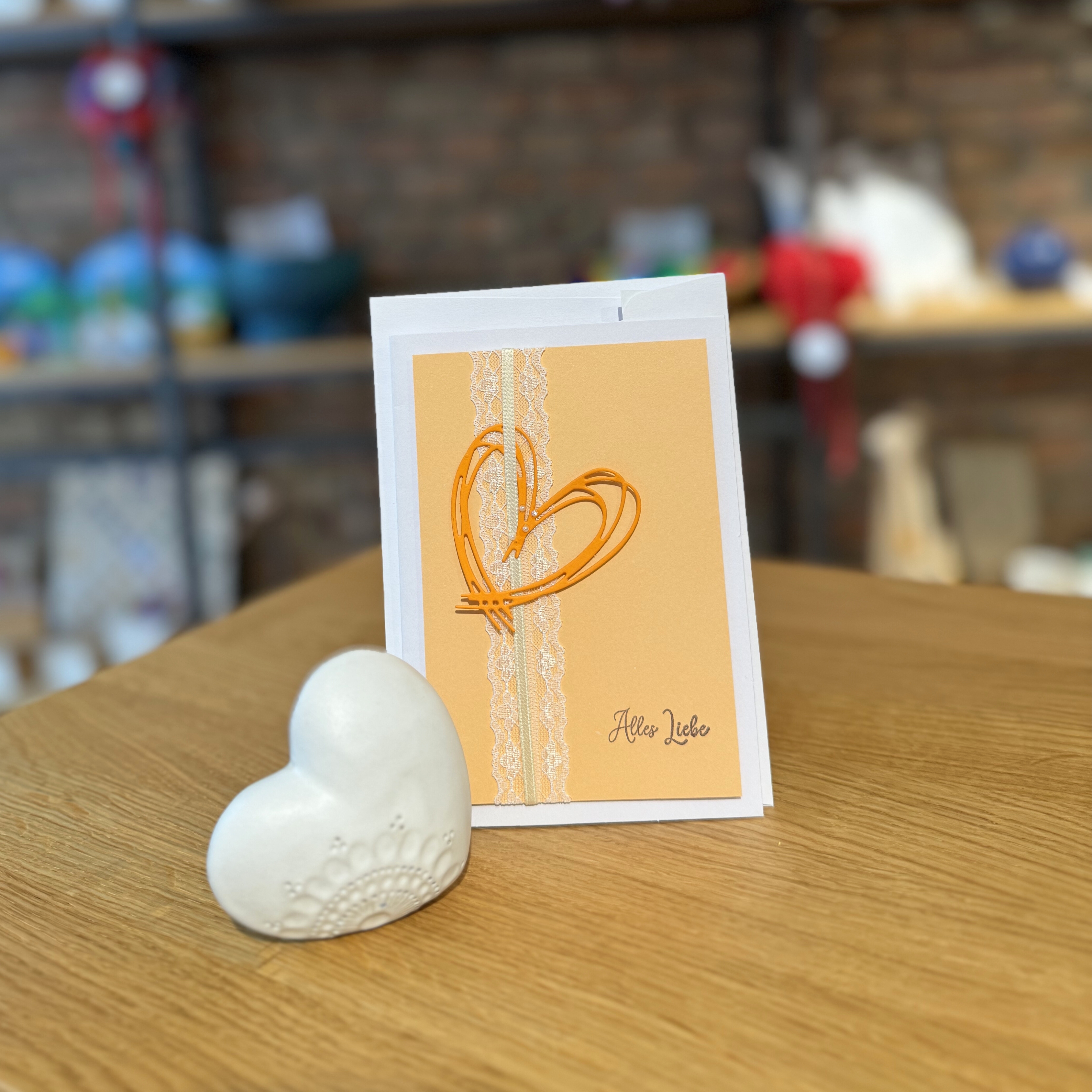 handgemachte Karte in weiß/gold/gelb mit gelben Herz