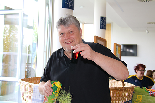 Diakon Peter Weinhappl begrüßte mit Granatapfelsaft